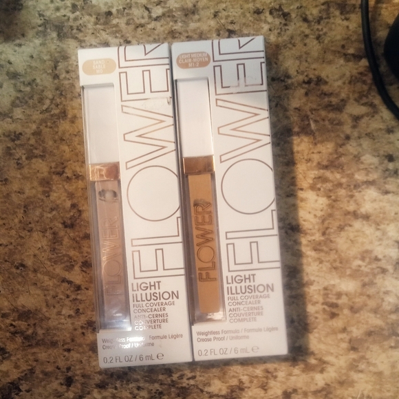 NWT Flower Light Illusion Concealer - Picture 5 of 5